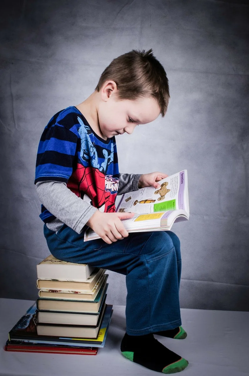 Kind beim Lesen